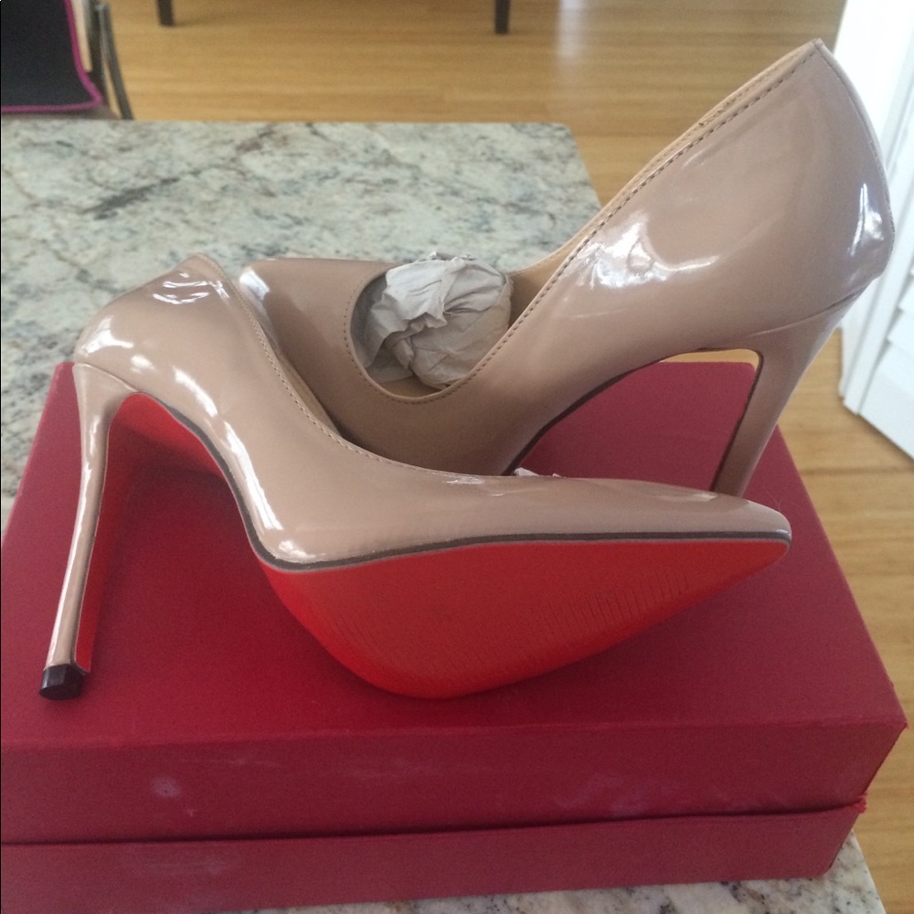 Brand new comfortable 👠 . Not christian louboutin